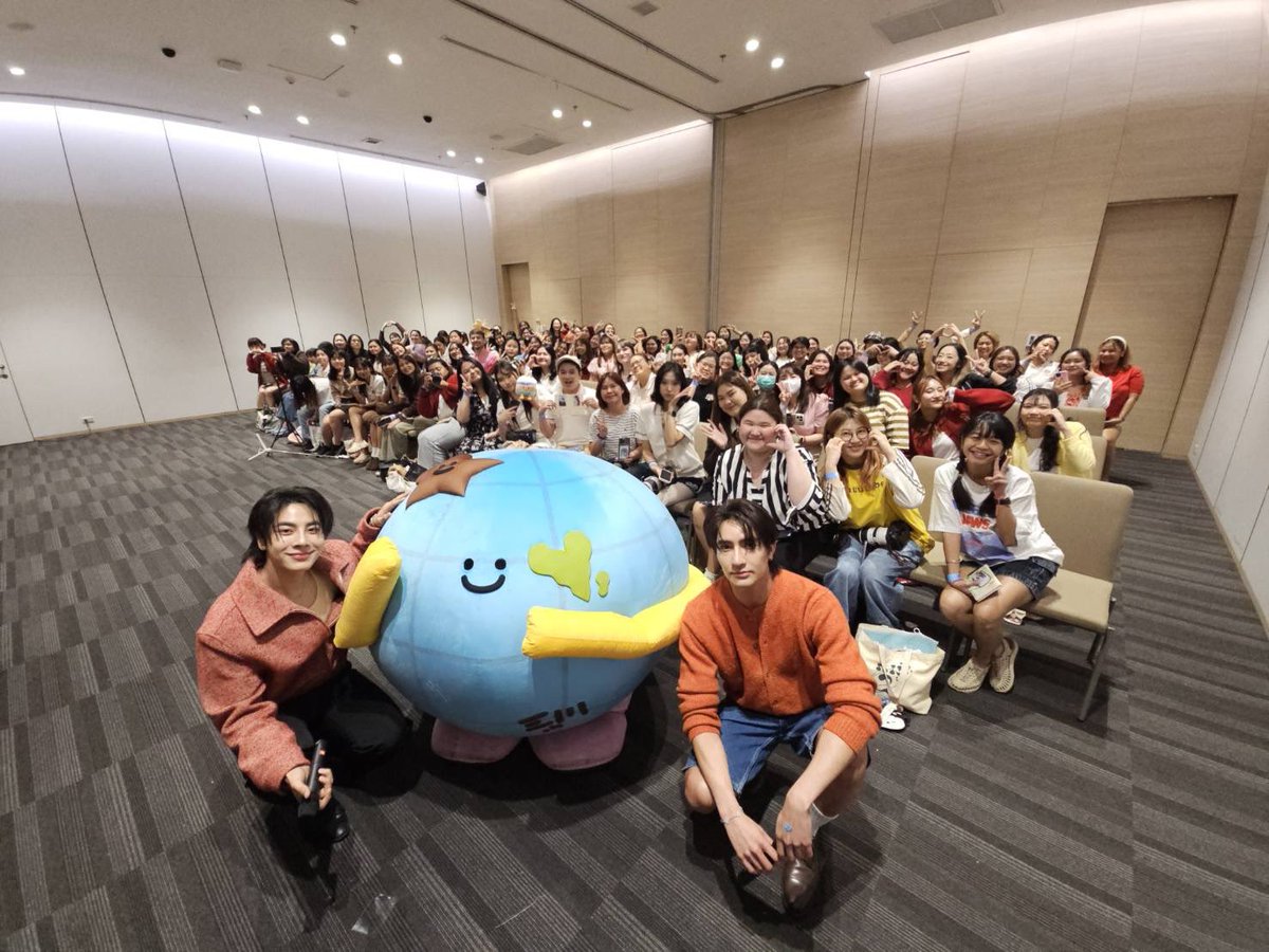 GmmtvShop's tweet photo. เอิร์ท - มิกซ์ และ Mr. Saturnworld ขอบคุณทุกคนมากนะครับที่มาหากันในกิจกรรม Fan Sign งานนายอินทร์สนามอ่านเล่น ตอน อ่านเข้าเส้น(ชัย) วันนี้ครับ

@Earth_Pirapat @wixxiws @mrstnwrd_GMMTV

#สนามอ่านเล่น2026xEarthMix
#GMMTV https://t.co/Pw5uVvZ3MP