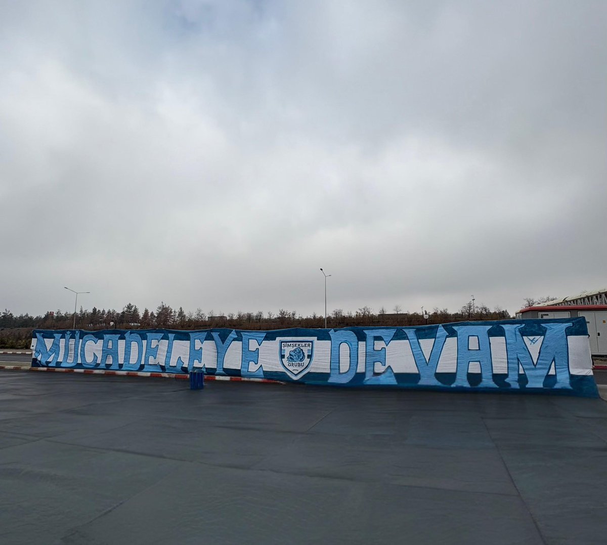 Hesap sormadan, eyvallah deyip…
Baş koyup yola öyle yürümek…

01 ➡️ 21 
#YaşasınDemirspor #ŞimşeklerGrubu