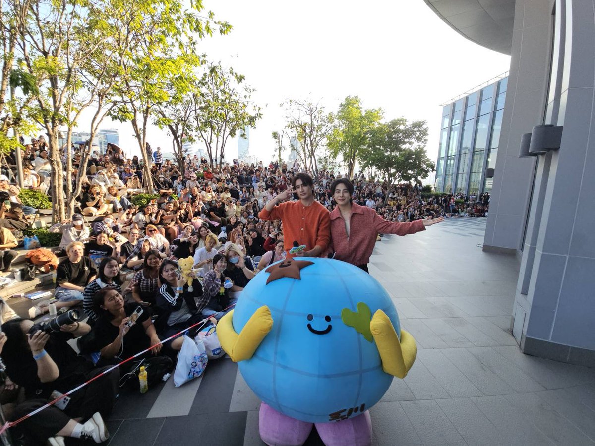 GmmtvShop's tweet photo. เอิร์ท - มิกซ์ และ Mr. Saturnworld ดีใจที่ได้มาเจอกับทุกคนวันนี้ ขอบคุณทุกคนอีกครั้ง ไว้มาเจอกันอีกน้า

@Earth_Pirapat @wixxiws @mrstnwrd_GMMTV

#สนามอ่านเล่น2026xEarthMix
#GMMTV https://t.co/3ak1xR7gwX