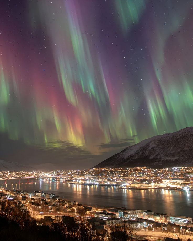 NightSkyToday's tweet photo. Tromsø, Norway 🇳🇴 https://t.co/p1Kj2VEHOl