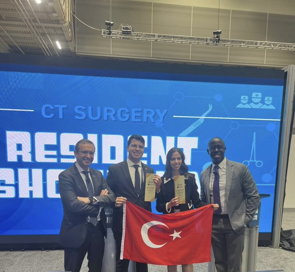 DahiliyeDoktoru's tweet photo. GENÇLERİMİZ DÜNYA ŞAMPİYONU

Amerika Birleşik Devletleri’nde düzenlenen STS 2026 Resident Showdown yarışmasında, Hacettepe Üniversitesi ekibi; Yale–New Haven Medical Center’ı geride bırakarak dünya birincisi olmuştur.

Bu büyük başarıya imza atan Dr. Nazlı Melis Coşkun ve Dr. Atılay Koltuk’u yürekten tebrik ediyor, ülkemize yaşattıkları bu gurur için kendilerine teşekkür ediyoruz. 🥇