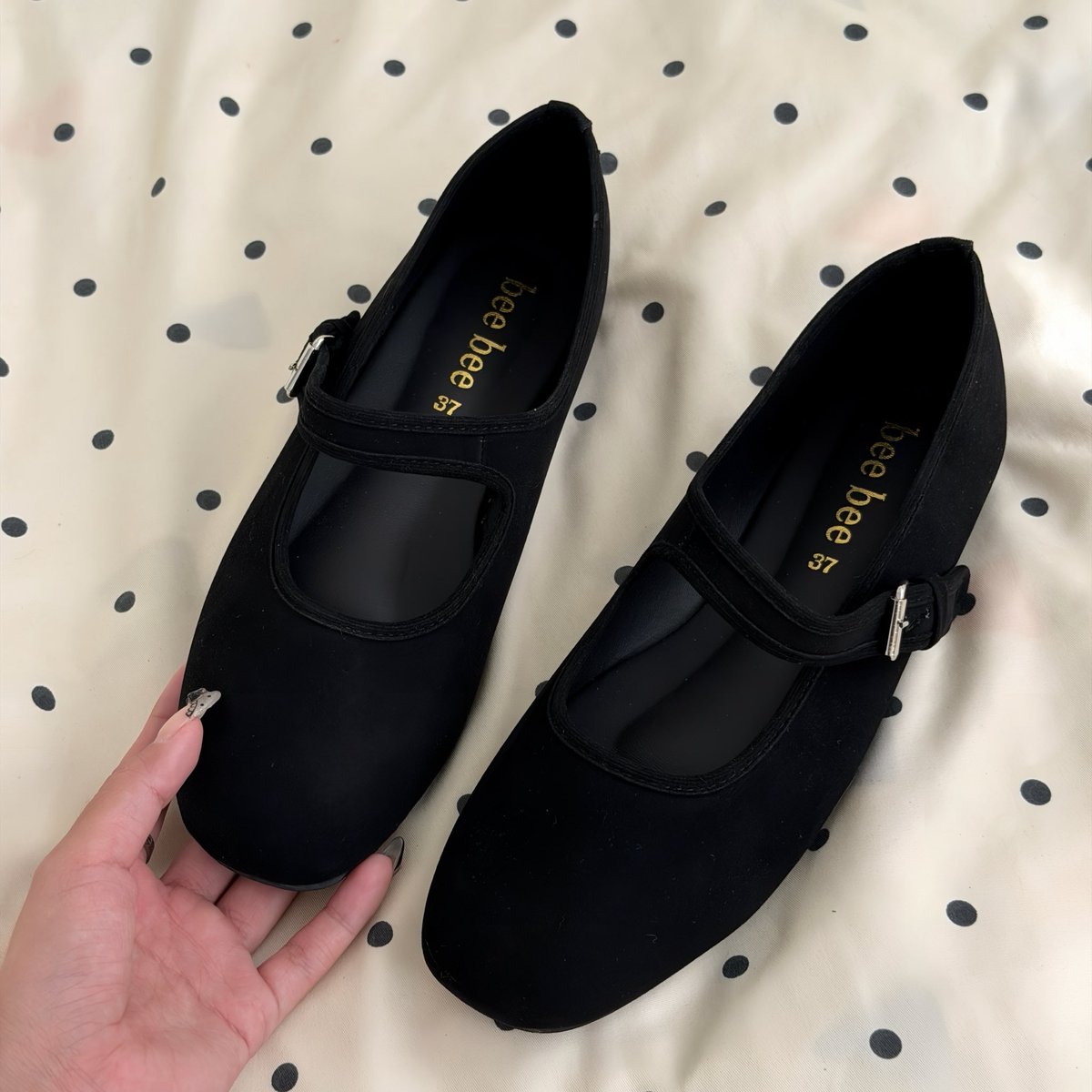 yoxrgravity's tweet image. ได้ของแล้วววว รีวิวๆๆ 🥺🥺 รุ่นกำมะหยี่สีดำ ที่ตอนแรกเหลือสีเดียว ของจริงดีงามมากในราคา 200 พื้นนิ่ม ใส่แล้วเท้าเรียว + ขาวสุดๆเลยยย