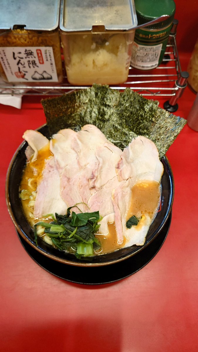 HIROSS2929's tweet photo. 【王道家　柏店】でチャーシューメン大盛を頂きました👍超濃厚で旨味のあるスープにモチモチした麺が最高に美味しかったです👍🙆🙆🙆
#王道家 　#柏王道家 　#王道家柏店 
#家系ラーメン 　#家系 https://t.co/IayFF9qqkC