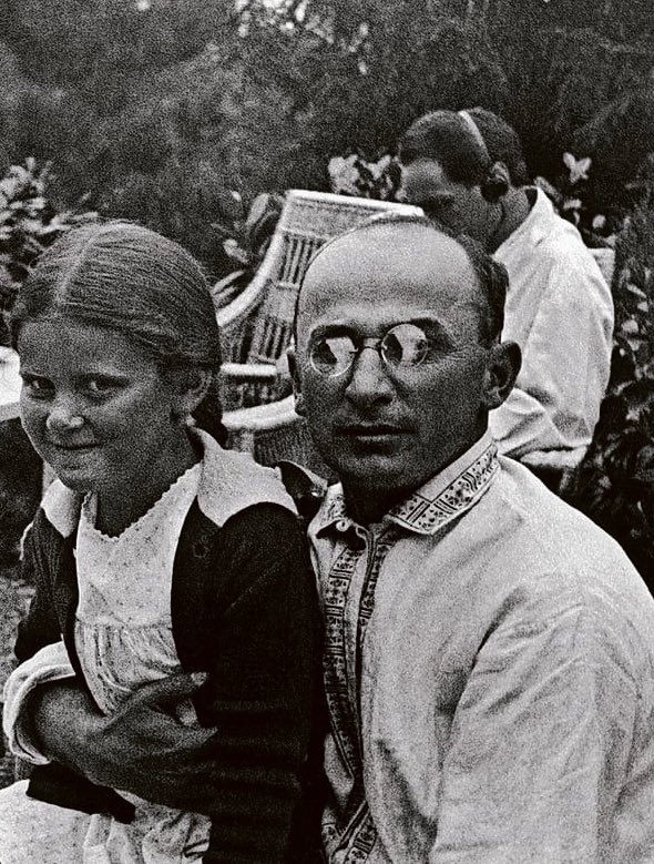 “Baba seni çok özledik”
*Hitler editi*

“Etrafı temizlicek bir Marxist lazım”
*Stalin editi*