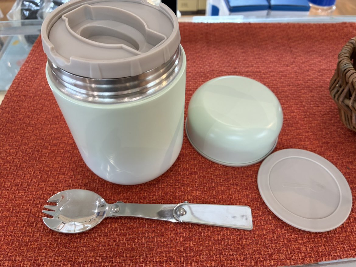 こんにちは！
ハウズです☺️

本日は寒い季節にピッタリな
スープジャーのご紹介です🙌

BRUNOの便利で可愛い
スープジャー✨

各色  ¥3,300-

ハウズではグリーンとグレーの
2色展開となっております🐶

#ハウズ伊都店
#福岡雑貨屋 #ブルーノ #スープジャー