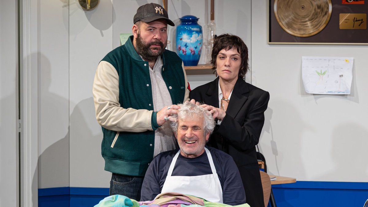 #TouteLaFamilleQueJAime

🎸 Jean-Philippe, le père, est fanatique de Johnny Hallyday.

👦👧 Ses enfants en sont persuadés : pour faire comme son idole, il va les déshériter.

Alors, ils décident de prendre les devants… de son vivant. 😬💰

🎫👉 tpa.fr/pieces-theatre…