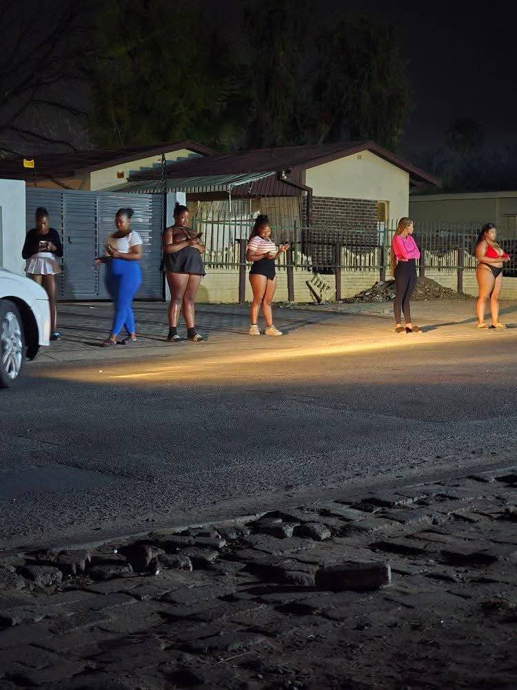 TheDamiForeign's tweet image. What are they waiting for?🤔