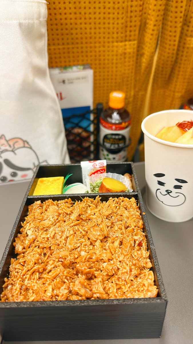 Devil_3ta's tweet photo. あーまん4周年記念ファンミーティング楽しかった😊
1年ぶりの秋田で今回は初めて大館に行って秋田犬と触れ合ってきた☺️あーまんと違って可愛かった🤭

でも…あーまんの魅力は誰もが逃げ出したくなるような空気を自ら作って最後までやり遂げる？ところ😁

毎回そんな地獄絵図を作ってるキャラなんて唯一無二。午後の部で『芸があるやないか』の20分ではその実力が発揮されてて面白かった🤣

じゃあ東京に戻る👋
あーまん関東に来たらまた遊ぼうね😁

@AHMAN_theHERO
#あーまん
#あねまん
#あーまん4周年おめでとう
#秋田
#大館
#ゆるキャラ
#秋田犬