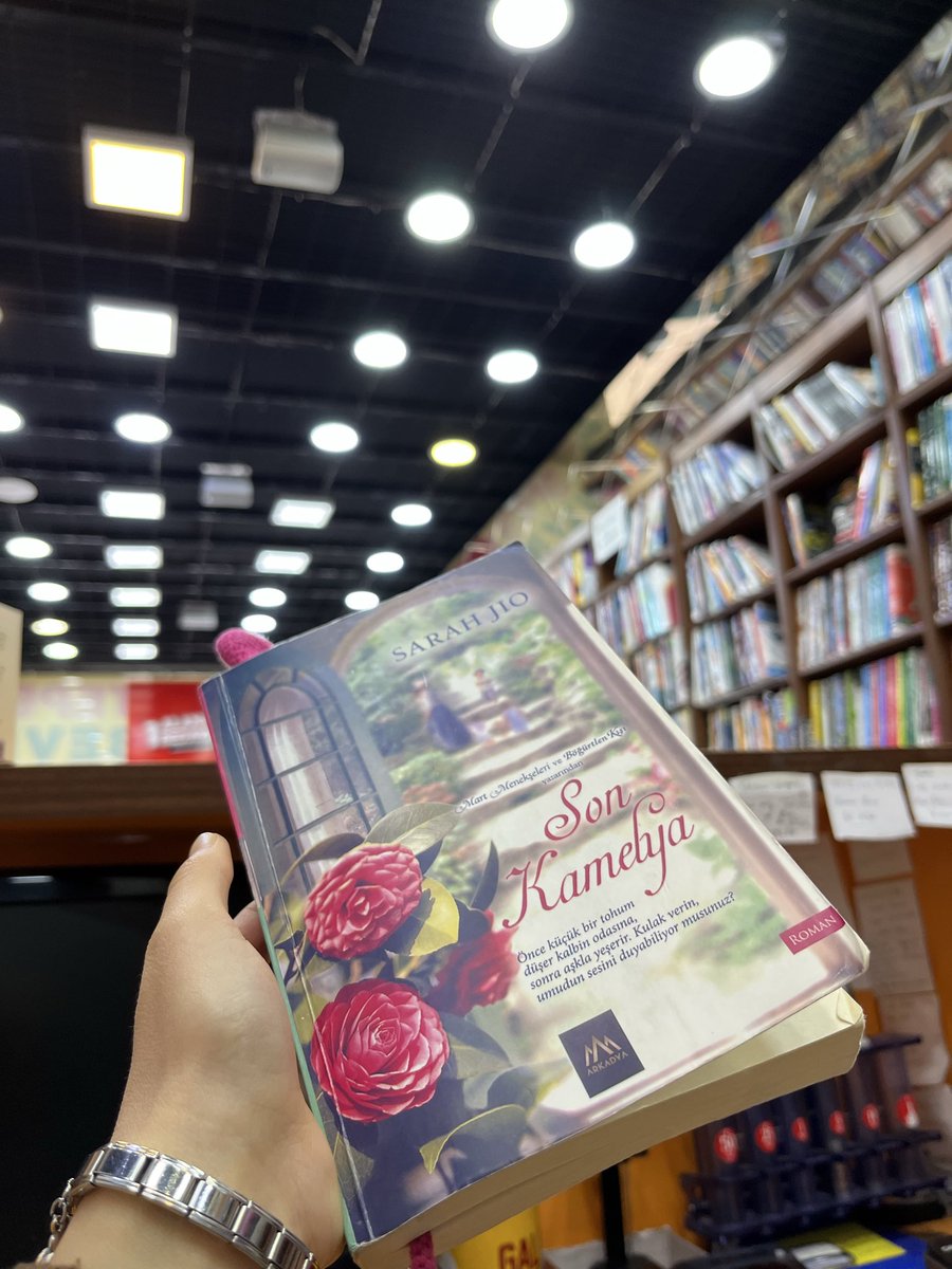 Kitapçıda çalışmanın en güzel yanı ne biliyor musunuz?
*müşteri yokken kitap okuyabilmek*