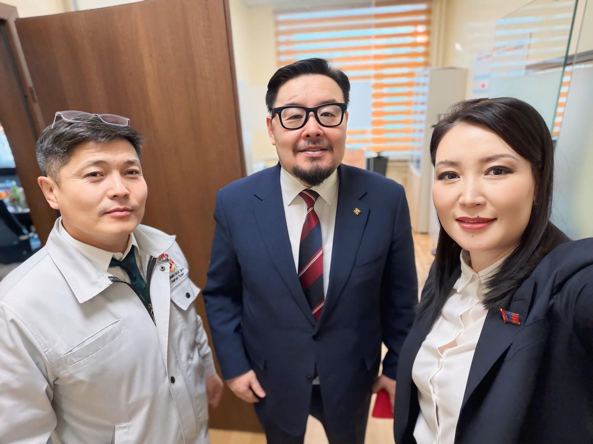 mrs_neg's tweet image. Ерөнхий сайд Хотын дарга 2 сургуулиудаар ЯАГААД сүү тарааж яваад байгааг тайлбарлаад өгөх ухаантан байна уу🤣🤣 
Энэ Улс оронд чинь инфляц, эрчим хүч, түгжрэл, утаа гээд шийдэх ЧУХАЛ ажил их баймаар юмсан‼️