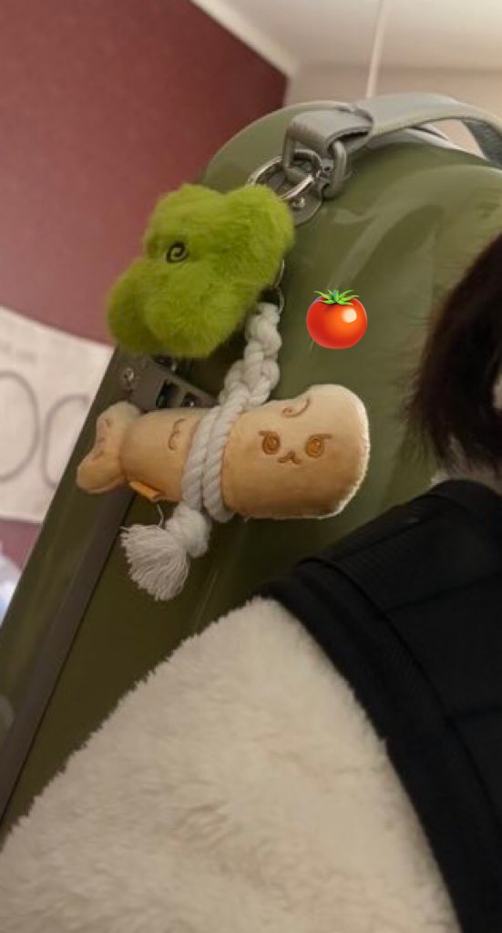 2월의 시작도🎻🎻🎻
바흐의 미뉴에트 하고잇습니다...손가락이 짧아서 힘들다...아직도 왕초보라서 힘든거겟죠 언젠가는 익숙해지겠죠..이제 그래도 소리는 바이올린처럼 나는데 e현만 좀 끼긱거립니다.. 3월에는 좀 나아지겟지.. (오늘은2월1일나의꿈요정도영생일축하합니다..)