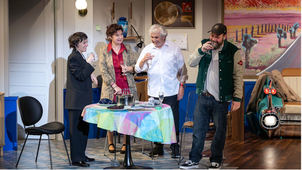 #TouteLaFamilleQueJAime

🔥 À ses côtés :
– Guillaume BOUCHÈDE, fils rationnel, mais dépassé
– Anne-Sophie GERMANAZ, sœur faussement aimante et redoutablement stratégique
– Raphaëline GOUPILLEAU, psychiatre cynique, entre diagnostic et appât du gain

🎫👉 tpa.fr/pieces-theatre…