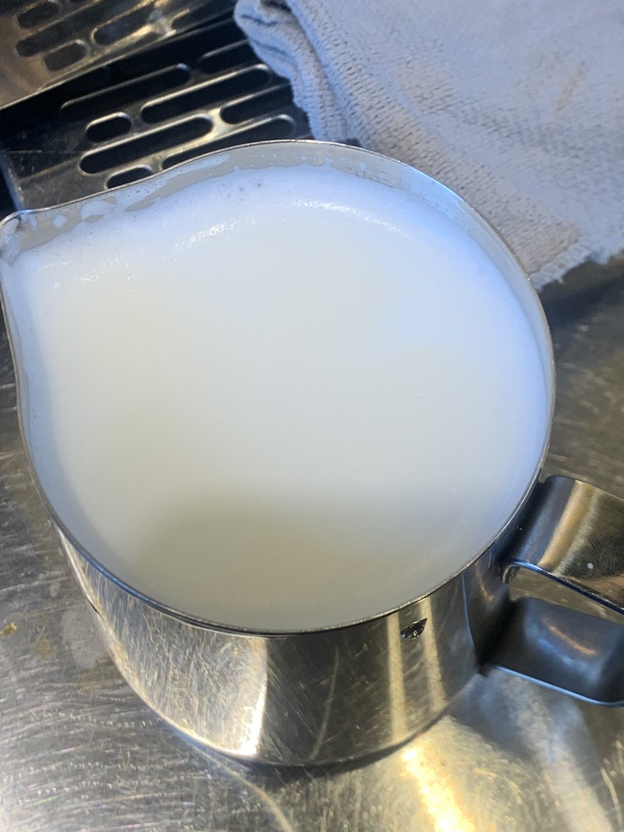 o9o0_987's tweet image. 알바 재밌게 하는 방법
아주 소소한 재미를 찾으면 됨

단체 주문 들어오면 테트리스 하는 재미에 희열을 느끼고 
겨울에는 스팀 기깔나게 해서 라떼 만들어 드리면 뿌듯해짐
보기 좋은게 먹기도 좋다고 과일도 예쁘게 토핑해서 보내면 그냥 내 기분이 째짐 
우유팩 하나하나 씻겨야 해서 귀찮았는데…