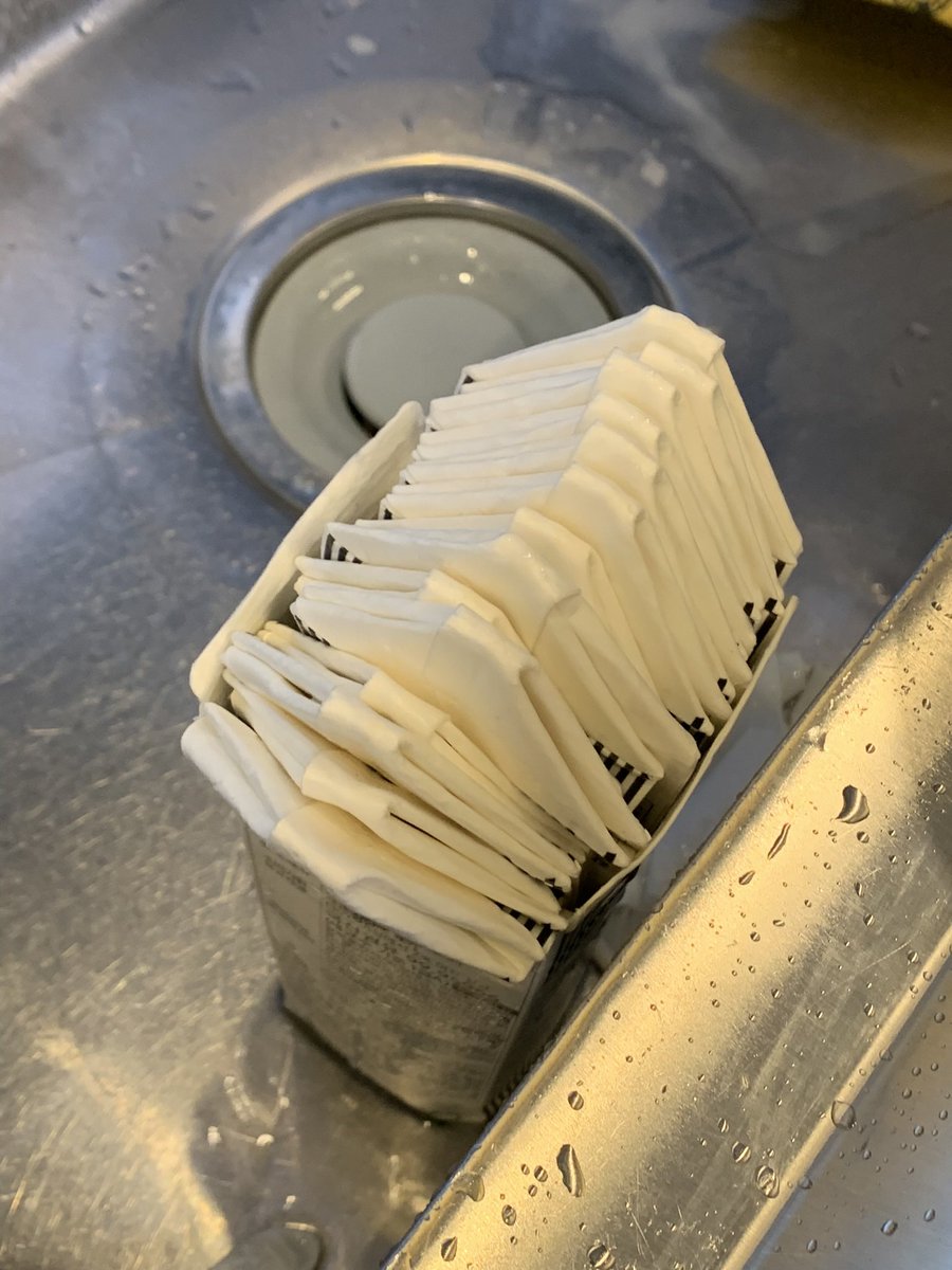 o9o0_987's tweet image. 알바 재밌게 하는 방법
아주 소소한 재미를 찾으면 됨

단체 주문 들어오면 테트리스 하는 재미에 희열을 느끼고 
겨울에는 스팀 기깔나게 해서 라떼 만들어 드리면 뿌듯해짐
보기 좋은게 먹기도 좋다고 과일도 예쁘게 토핑해서 보내면 그냥 내 기분이 째짐 
우유팩 하나하나 씻겨야 해서 귀찮았는데…