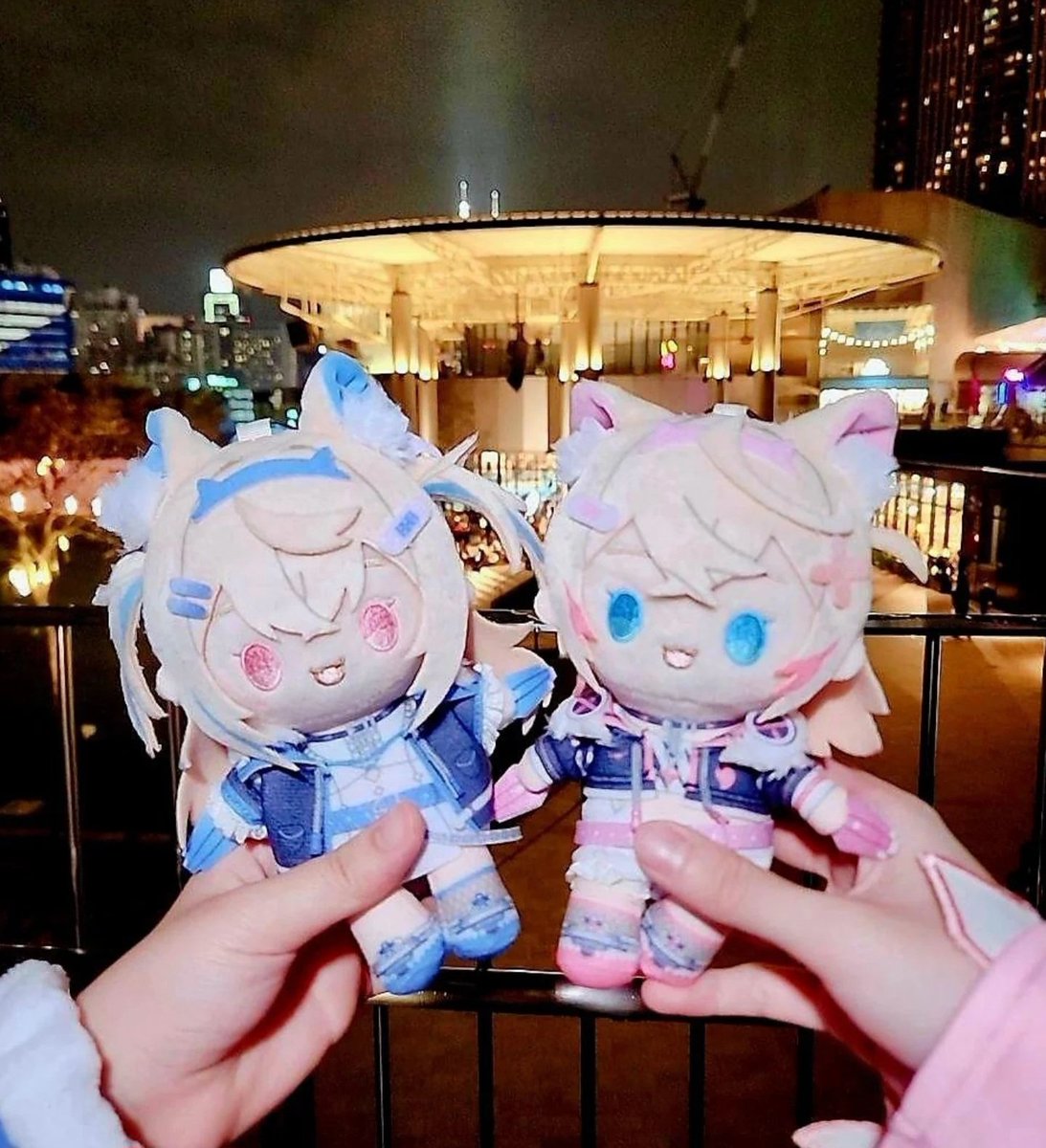 KIMBAPO1's tweet image. Happy fwmc day to the greatest pair of puppers ever 🩵🩷 
- (from the camera man of the pic)
@satoo_0413 🩵 fuwawa
@B_Chai_ 🩷 mococo 
#FWMCbday26
