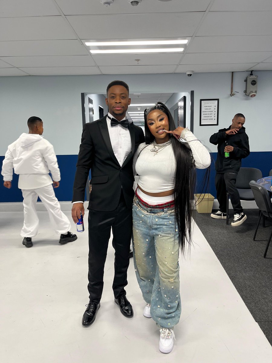 SirModise_'s tweet image. Chommie areya Sandton... It's always love and smiles this side... Shout out to star girl @Kamo_mphelaxx 

#ofentse
#fencers 
#bigbrothermzansiS6