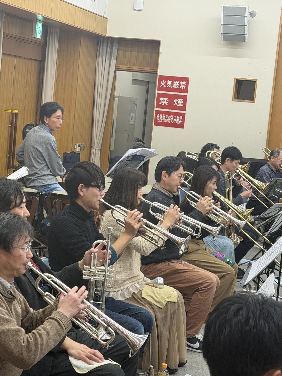 AB_orchestra's tweet photo. 演奏会まであと3週間！ここからが勝負です。
海老原先生の指導でさらに音楽を磨き込んで、皆さんに良い時間をお届けできるよう頑張ります🎶
今日もトランペット協奏曲の代奏は団員のKさん。代奏は今日が最後の予定です。ありがとうございました。
#ABオケ　#グリエール　#アルチュニアン　#海老原光 https://t.co/bRoKcT1pmo