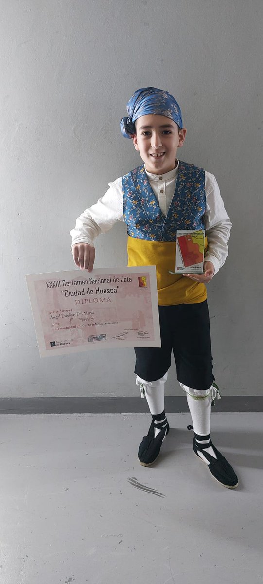 Nuestro pequeño cantador Angel Esteban, alumno de la Escuela de la Casa de Aragón Madrid. ha obtenido el 1er premio infantil en el Certamen "Ciudad de Huesca". Enhorabuena a Angel y a su familia.

#somosaragonenmadrid #somosjota #lajotabieninmaterialdelahumanidad #Yoapoyoalajota