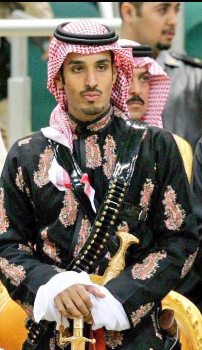 Moob1957's tweet photo. @mzaabi81 @lialy2020 @K00000001004 انت وهم اغبياء يدّعون ان الصوره تعود إلى ٢٠٠٦ و في هذاك الوقت سمو الامير خريج ثانوي و هذا شكله و الصوره اللي مستخدمينها شكل سمو الامير في ٢٠١٨ 🤣🤣 https://t.co/OYxyPzYtGH