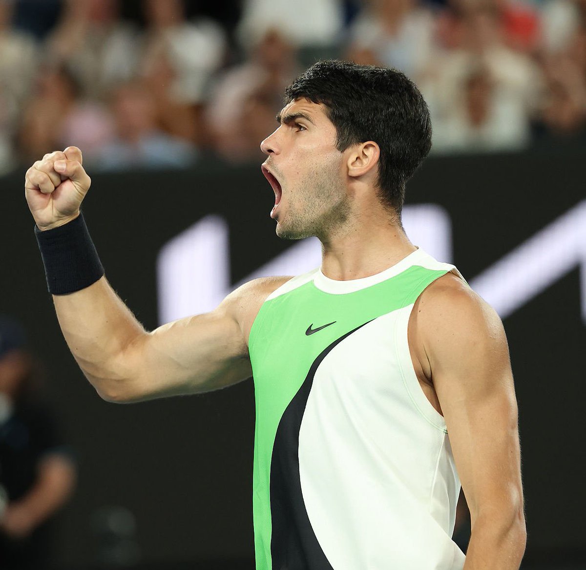 UniversTennis's tweet image. DEUXIÈME SET ALCARAZ 🇪🇸

Carlos Alcaraz prend la deuxième manche et relance sa finale contre Novak Djokovic (2-6, 6-2) à l’Open d’Australie. 💥