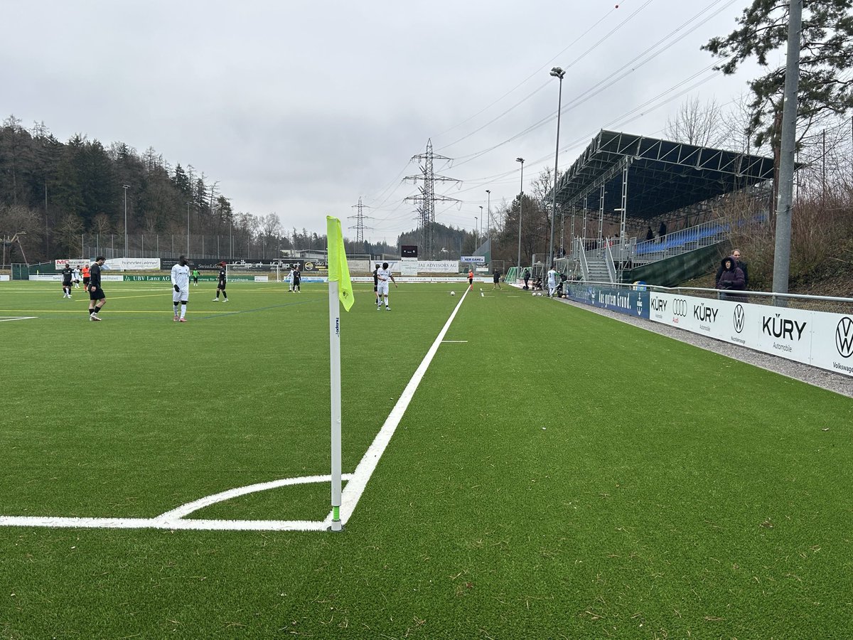 Einen vergessenen Laptop am Airport in Zürich abholen? Den Job übernehmen wir ja gerne, wenn zwei Testspiele dabei rumkommen.
FC Thalwil - FC Seefeld 2:2