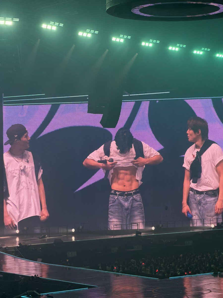 소감말하는데 냅다 복근공개 ㅎ계략곰맞음...🤎