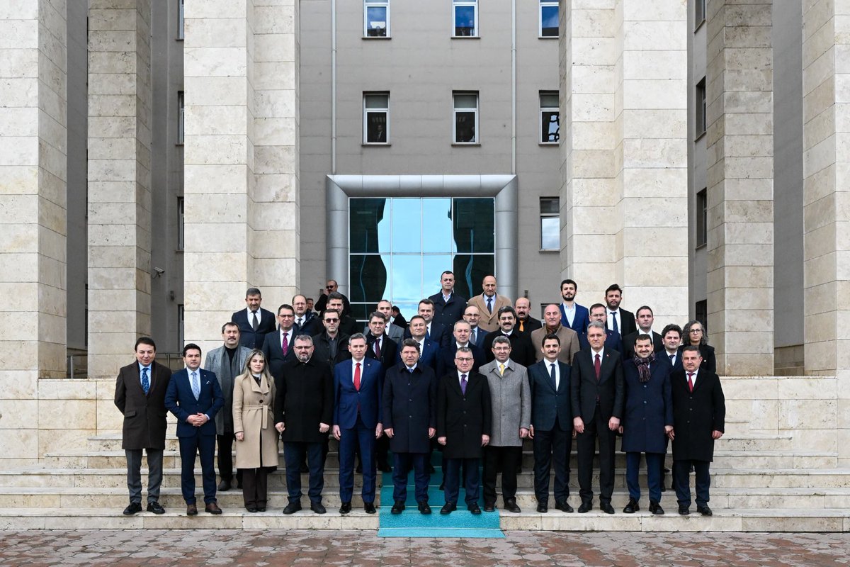 Adalet bakanı HSK Başkanımız sayın Yılmaz Tunç ,HSK 1. Daire başkanımız Turan Kuloğlu, bakan yardımcılarımız,ve bakanlığımızın yöneticileri ile birlikte Sivas adalet sarayını ziyaret ettik. Samimi misafirperverlikleri nedeniyle kendilerine teşekkür ediyorum.