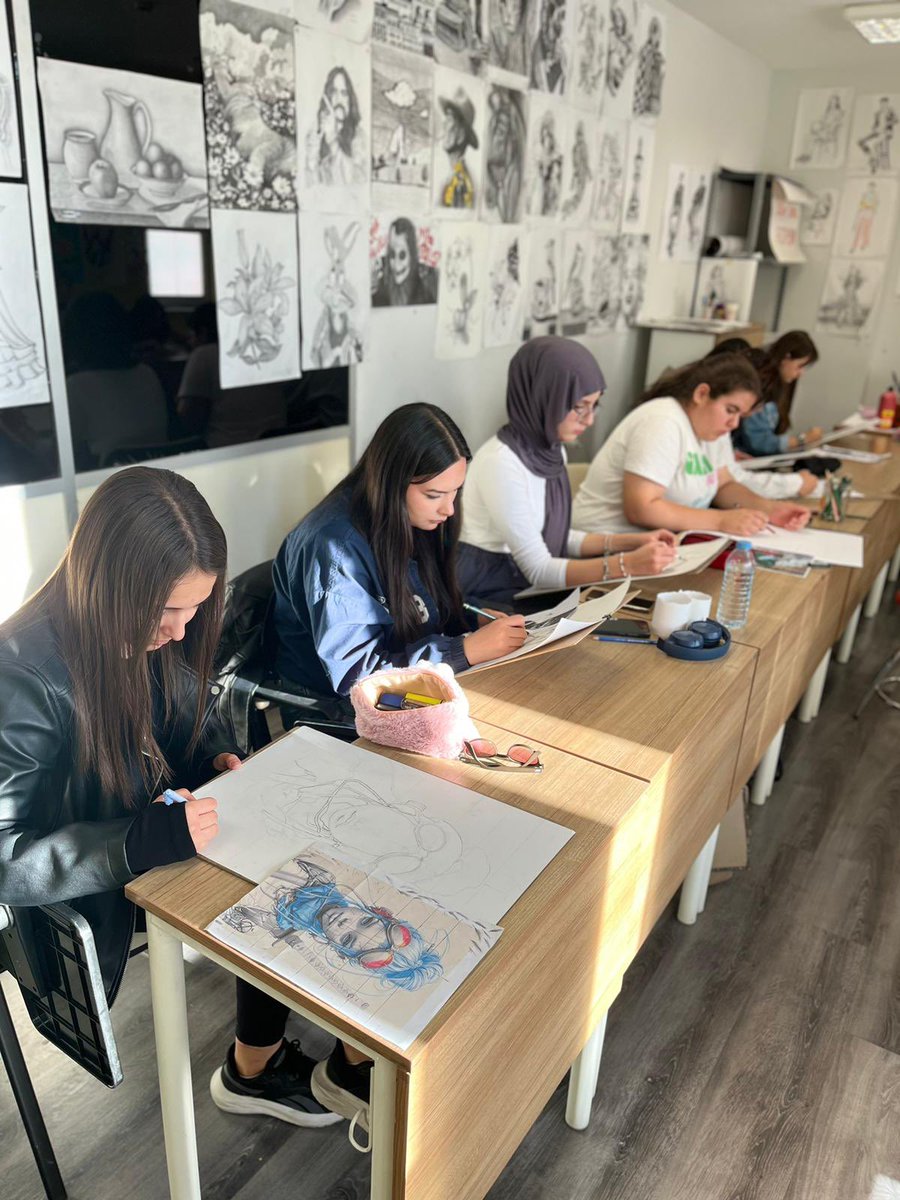 Kayseri Gençlik Merkezinde resim atölyemiz tüm keyfiyle devam ediyor! 🎨
Renklerle buluşmak, yeteneğini keşfetmek ve birlikte üretmek isteyen herkesi atölyemize bekliyoruz. ✨

#gsbgm #gm #kayserigm