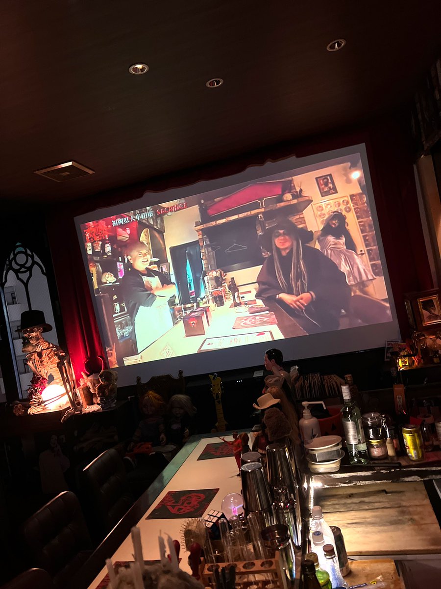 horrorbar's tweet photo. 去年末に、六本木にあるホラーバーの館長が、遊びに来てくれました😆
その時の動画がYouTubeに公開されました。本編後の雑談が本編よりも長い🤣
ホラーBAR潜入サクリファイス最終
https://t.co/YlV8h7NE9V
#Horrorbar
#ホラーバー
#omuta
#大牟田
#ホラー映画好き https://t.co/l3oAvT9lcC