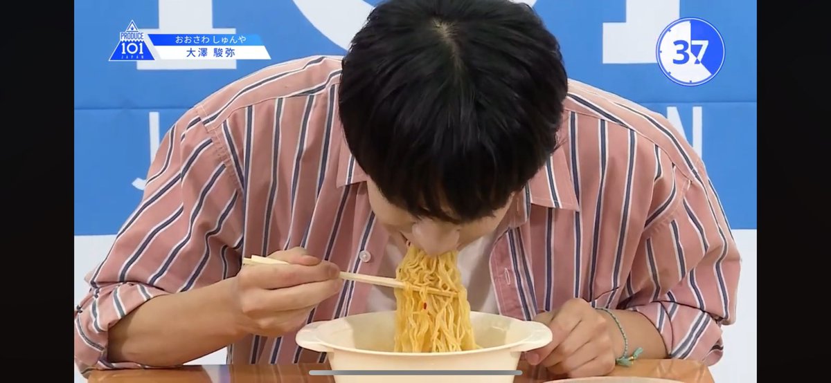 menchandayo_'s tweet photo. 今の大澤駿弥さん、拳・ラーメンと来て銃まで食ってるからすごい https://t.co/RPMCannzVz