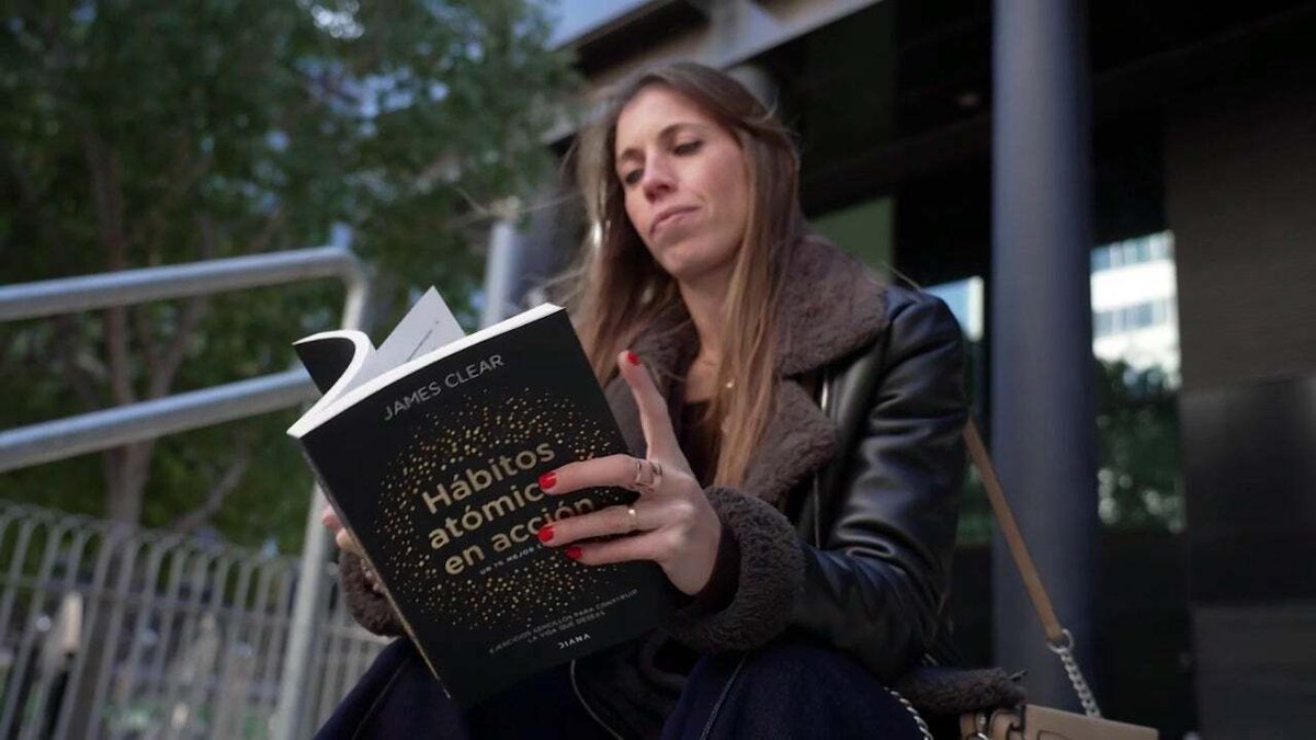 Pequeños pasos, grandes cambios. ✨ Hábitos atómicos en acción, el nuevo libro de James Clear, te anima a dar ese empujón que falta para transformar tu vida. 💪📖 Descubre más 👀👇 #CreaLectura
 atres.red/8a8wv6
