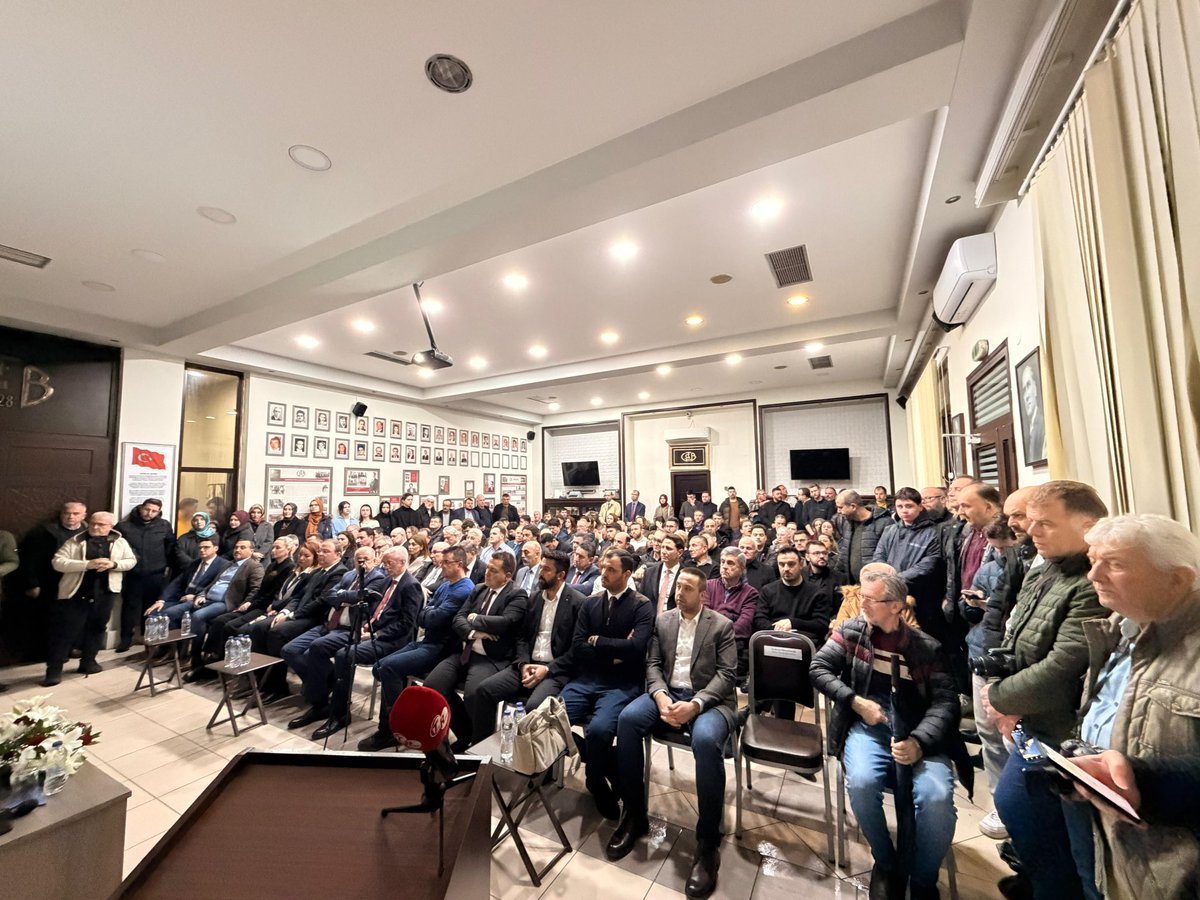 umitozdag's tweet photo. Yunan istihbaratına çalışan bir Yunanlı araştırmacının Zafer Partisi’nin Gümülcine ve İskeçe Ziyaretleri ile ilgili Yorumu. Zafer Partisi’nin ziyaretini sansürleyen TRT’nin bilgisine
TRAKYA’DA BOZKURTLARIN KIŞKIRTICI TURU
31|01|2026 
“Sözde "Xanthi Türk Birliği"ni ziyaret eden aşırı sağcı bir politikacının kurtarılamaz hezeyanı
Türkler son günlerde Ege ve Trakya'da ülkemize defalarca meydan okuyor. Ege'nin yarısını griye boyamaya çalıştıkları NAVTEX'ten bir gün sonra ve Fenerbahçe taraftarlarının sözde "D. Trakya" kulübüyle Komotini'deki provokasyondan iki gün sonra, Türk politikacılar dün de BozKurt işareti yaparak Xanthi'de ortaya çıktı.

Küçük boyutuna rağmen Türkiye'deki ırkçı, İslamcı olmayan aşırı sağın önemli bir faktörü olan Zafer Partisi'nin lideri, sözde "Xanthi Türk Birliği"ni ziyaret etmek için kışkırtıcı bir hareketle Xanthi'ye gitti. Sebep? Batı Trakya Türk Azınlığının Onur Günü (29 Ocak), resmi bir Türk bayramı değildir.

Bu gün, 1988 yılında Komotini'deki Türk konsolosluğuna yakın veya ondan talimat alan çevreler tarafından oluşturulmuştur. Günün resmi amacı, "kimlik ve dil hakları lehine direnişi onurlandırmaktır". Türkiye'de çeşitli dernekler ve STK'lar tarafından etkinliklerle kutlanmaktadır, ancak resmi bayram veya milli bayram statüsünde değildir. Ümit Özdağ ve beraberindekiler, sahte örgüt "Ksanti Türk Birliği"ni ziyaret etti.

Açıklamada belirtildiği gibi, "ziyaret sırasında örgütün tarihi, yasal süreci ve faaliyetleri ele alınırken, aynı zamanda Batı Trakya Türk azınlığının temel hak ve özgürlükleri ve karşılaştığı sorunlar hakkında kapsamlı değerlendirmeler yapıldı."

Özdag, “Batı Trakya Türk azınlığının her zaman desteğinin olduğunu ve bu süreçte her türlü yardımı sunmaya hazır olduğunu” vurguladı. Özdag, son yıllarda Suriye ve Afganistan'dan gelen göçmenlere karşı ve Kıbrıs'ın bölünmesini destekleyen sert açıklamalarıyla Türk aşırı sağının "yıldızı" olarak ortaya çıktı. Pontus kültür etkinliklerini ve Rum-Türk girişimlerini propaganda olarak nitelendirerek eleştirdi. Özdag, Ahmet Sadık'ın mezarını ve Eşitlik, Barış ve Dostluk Partisi (KEF) ofislerini ziyaret etti.

Aynı zamanda, Perşembe sabahından beri Ahmet Sadık'ın resmini taşıyan paylaşımlarıyla Türk Savunma Bakanlığı, "Türk azınlığı"ndan resmi olarak tekrar bahsederek günü kutluyor. Ahmet Sadık, Batı Trakya Müslüman azınlığının bir üyesiydi. 1980'lerde bölgenin siyasi sahnesinde aktif rol aldı, dönemin Türkiye Dışişleri Bakanı Mesut Yılmaz'ın siyasi himayesi altındaydı ve kendi koalisyonuyla Yunan Parlamentosu üyesiydi.” @zaferpartisi @trthaber @trt