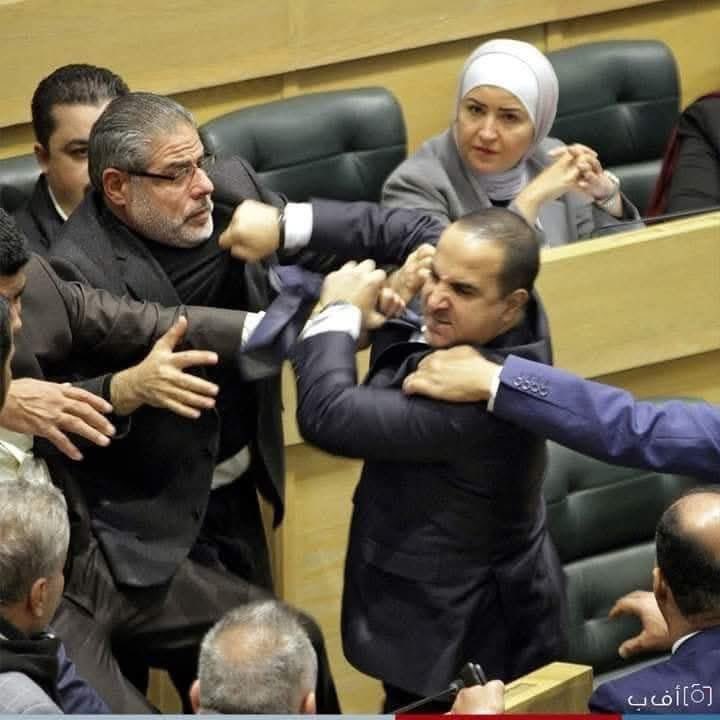 صورة بعنوان:
لا تصلح النّساء لتولي المناصب القيادية، اذ تغلب عليهن العاطفة!!😂