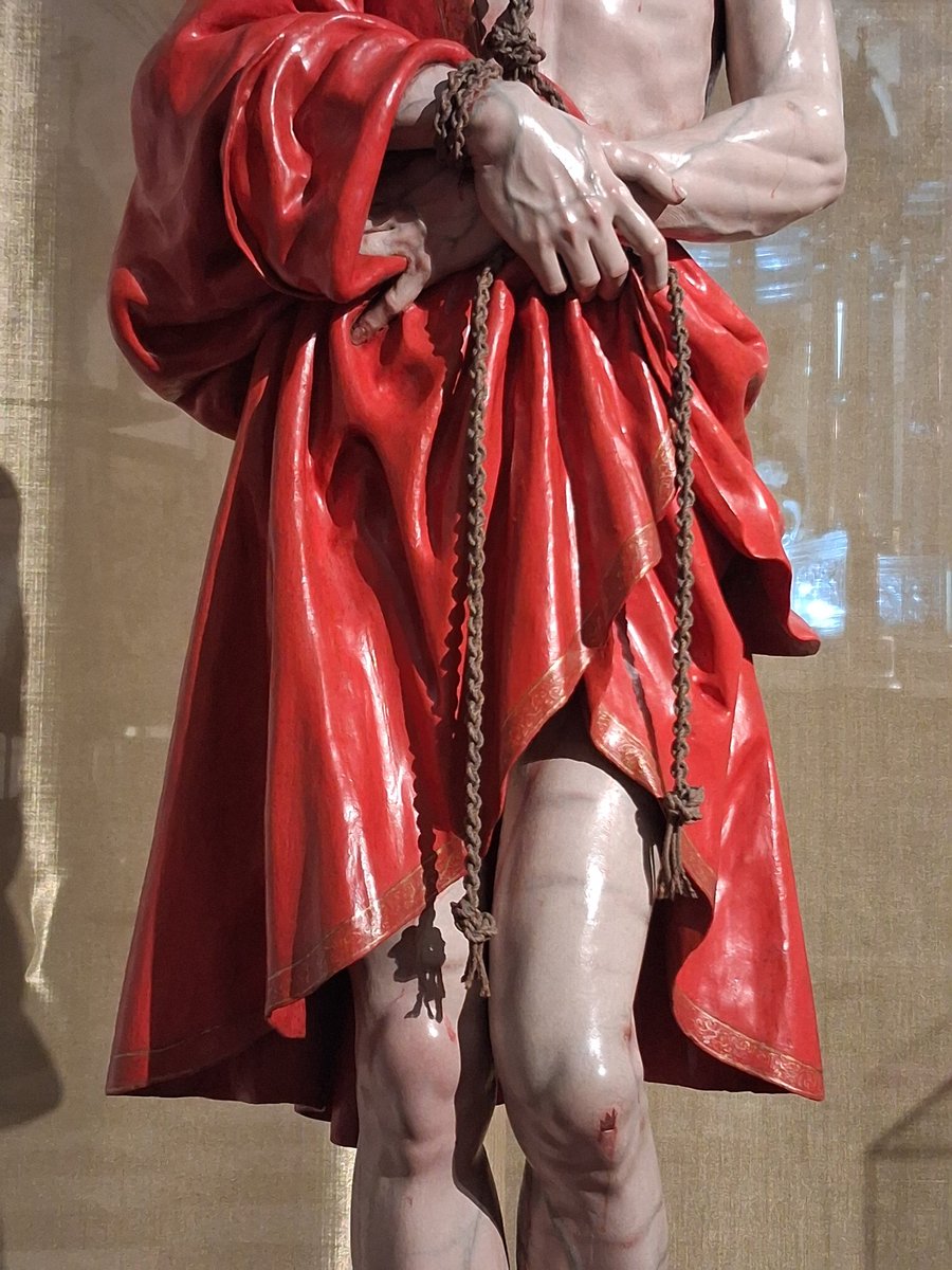 dilloki's tweet image. El contraposto, manera que tiene de esconder la mano izquierda entre los pliegues y el rojo...ESE ROJO.

Qué barbaridad @SentenciaGR