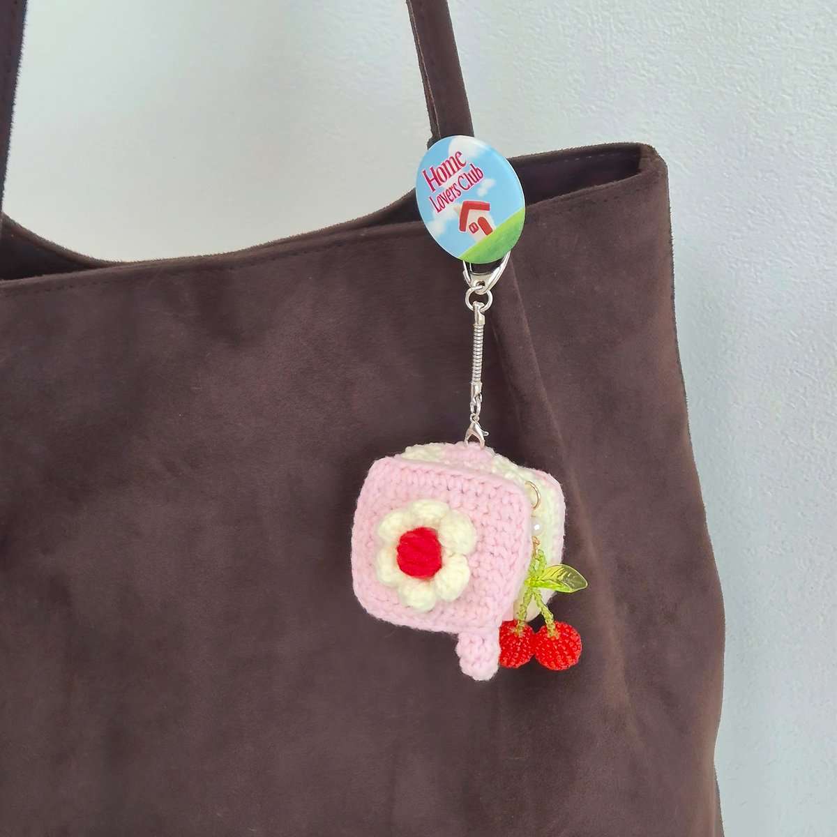 생크림 딸기 케이크와 체리 조합,,
뜨개 클리커 폴더폰🍰🍒