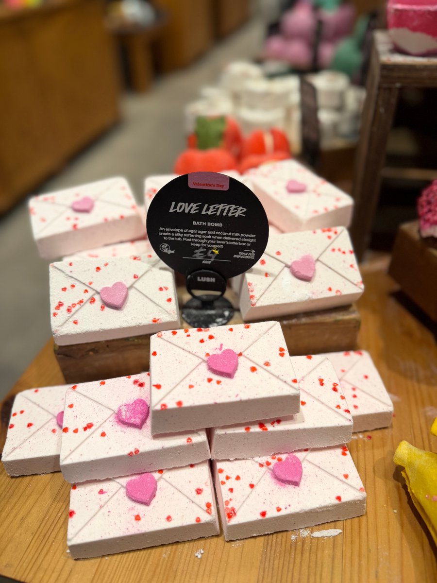 Grosvenor_Shop's tweet photo. Feb 1st… aka your 2-week Valentine’s warning 😌
Lush has the perfect range!
#lush #valentinesday #valentines #Grosvenor #GrosvenorShoppingNorthampton #Northampton #NorthamptonTownCentre #ShoppingNorthampton https://t.co/q5j5UOqFUB