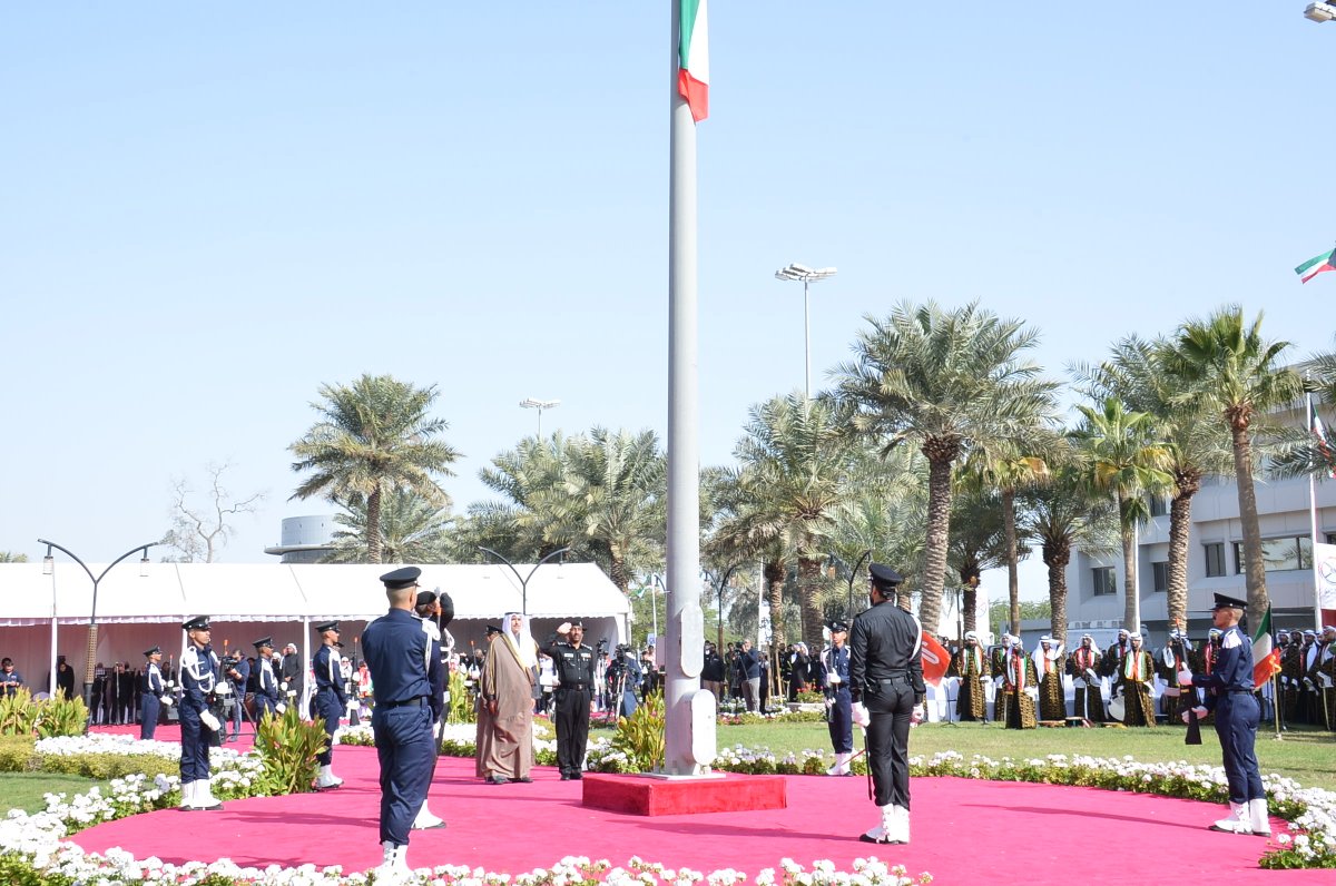 kuna_ar's tweet photo. خلال مراسم رفع العلم في المحافظة بحضور مسؤولي الجهات والقطاعات الرسمية

- محافظ الأحمدي الشيخ حمود جابر الأحمد الصباح: مناسبة رفع علم دولة الكويت محطة وطنية غالية تجسد معاني الولاء والانتماء وتعكس مسيرة الوطن الزاخرة بالإنجازات والتضحيات

https://t.co/GRtDH7b0DV

#كونا #الكويت https://t.co/MYrNTKYFci
