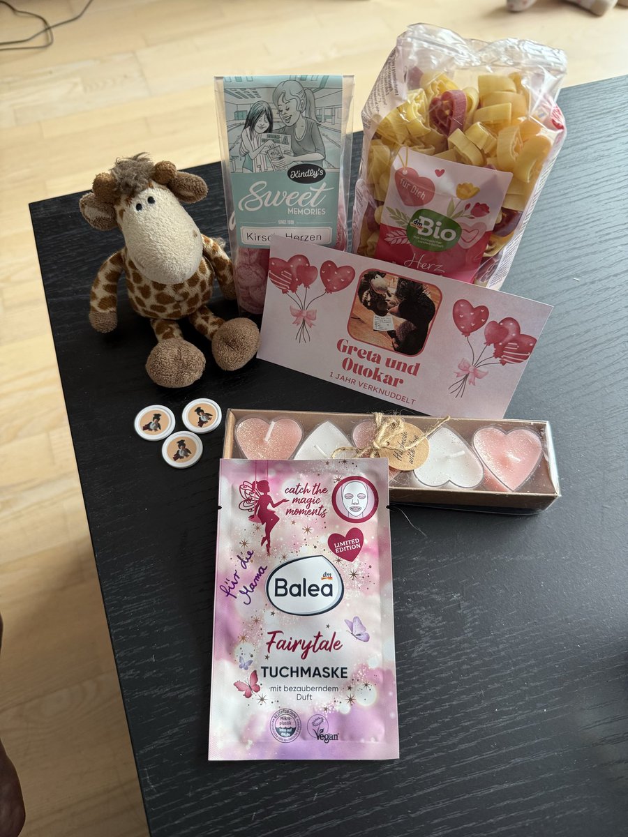 Schaut mal was der einzigartige,wundervollste,liebster,bester <a href="/Ottokar_reist/">Ottokar 🐧</a> mir alles geschenkt hat 🥰. 
Vielen,vielen dank 😘😘😘