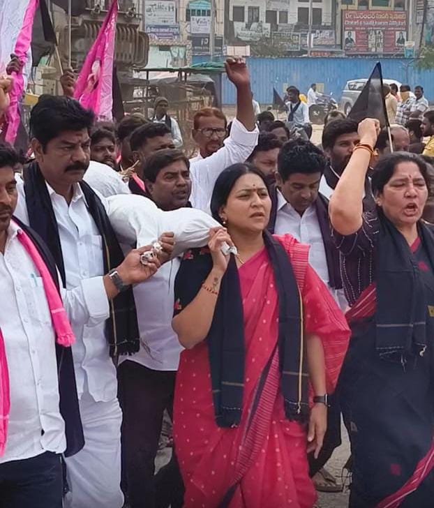 BSNBRS's tweet photo. బి.ఆర్.ఎస్ అధినేత,తెలంగాణ తొలి ముఖ్యమంత్రి కేసీఆర్‌ గారిని సిట్ విచారణ పేరుతో రాజకీయ వేధింపులకు గురిచేస్తున్న నేపథ్యంలో రేవంత్ రెడ్డి ప్రభుత్వానికి వ్యతిరేకంగా నా ఆధ్వర్యంలో నిరసన తెలిపి, జ్యోతిరావు పూలే విగ్రహం సెంటర్ నుంచి MRO ఆఫీస్ సెంటర్ వరకు భారీ ర్యాలీగా చేరుకోవడం జరిగింది https://t.co/dSUgKWrgo0