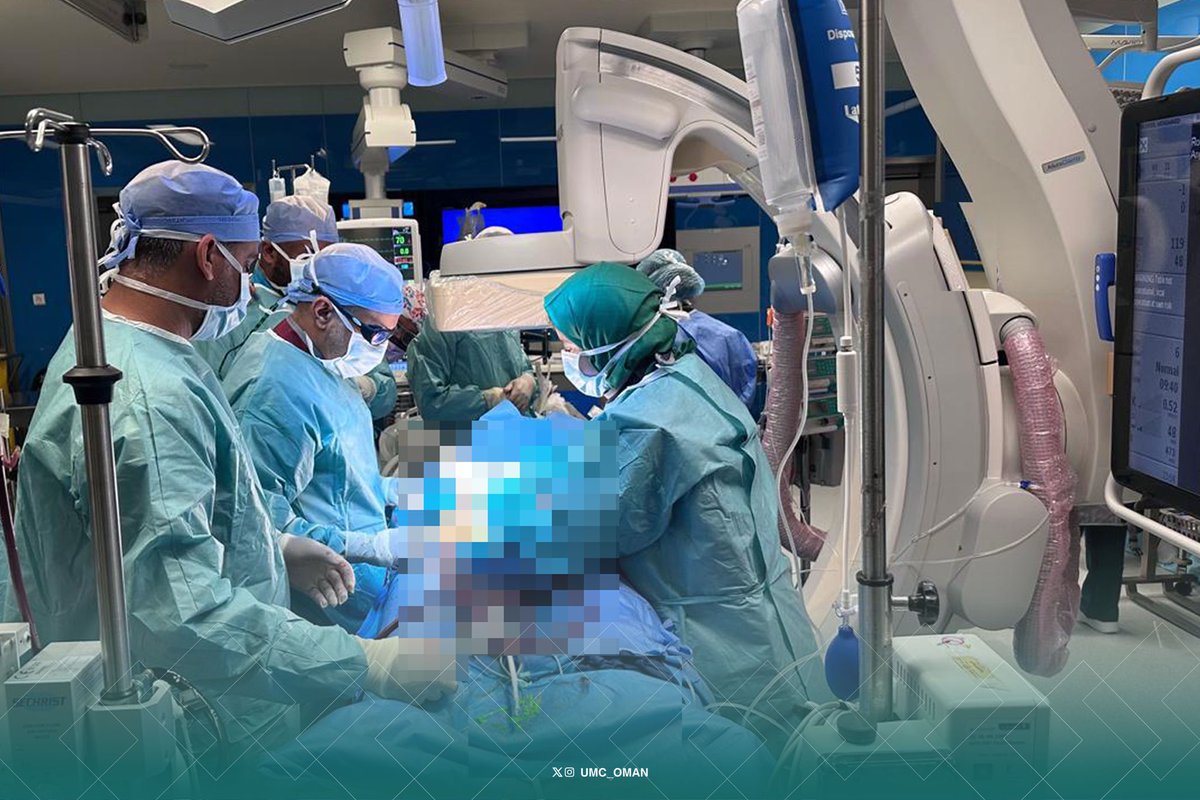 UMC_OMAN's tweet photo. مستشفى جامعة السلطان قابوس بالمدينة الطبية الجامعية يطلق برنامج نوعياً متخصصاً لنقل المرضى المستفيدين من تقنية الأكسجة الغشائية خارج الجسم

أطلق مستشفى جامعة السلطان قابوس برنامج نقل مرضى الأكسجة الغشائية خارج الجسم في خطوة نوعية تعزز جاهزية منظومة العناية المركزة، وترسّخ قدرات التعامل مع الحالات الحرجة عالية التعقيد على مستوى سلطنة عُمان.

ويُعنى البرنامج بتقديم خدمات متكاملة لبدء دعم الأكسجة الغشائية خارج الجسم ونقل المرضى الذين تستدعي حالاتهم هذا النوع المتقدم من الرعاية، مع ضمان استقرارهم السريري طوال مراحل النقل، وذلك عبر فرق طبية متخصصة وتجهيزات تقنية متقدمة تضمن استمرارية العلاج وفق أعلى معايير السلامة والجودة.

ويتيح البرنامج استقبال الحالات المحوَّلة من مختلف المؤسسات الصحية، مع توفير الدعم العلاجي أثناء النقل، بما يسهم في تقليل المخاطر المرتبطة بنقل المرضى ذوي الحالات الحرجة، وتحسين فرص النجاة، وتعزيز جودة الرعاية المقدمة في المراحل الحساسة للعلاج.

ويرتكز البرنامج على فريق متعدد التخصصات يضم أطباء العناية المركزة، وجراحة القلب والصدر، والتخدير، إلى جانب كوادر تمريضية وفنية مؤهلة، ويعتمد على بروتوكولات تشغيلية واضحة تتوافق مع أفضل الممارسات والمعايير العالمية المعتمدة في مجال نقل مرضى الأكسجة الغشائية خارج الجسم.

وعلى الصعيد الإقليمي، تُعد برامج نقل مرضى الأكسجة الغشائية خارج الجسم من الخدمات التخصصية عالية الندرة، ولا تتوفر إلا في عدد محدود من المراكز المرجعية المتقدمة في المنطقة، نظرًا لما تتطلبه من بنية أساسية متخصصة، وكوادر عالية التدريب، وأنظمة دقيقة لإدارة المخاطر السريرية أثناء النقل. 

يؤكد إطلاق البرنامج التزام المدينة الطبية الجامعية بتطوير خدمات الرعاية الحرجة، وتوطين التقنيات الطبية المتقدمة، بما يخدم المرضى ويعزز استدامة النظام الصحي، وليضع سلطنة عُمان في مصاف الدول التي تمتلك هذه القدرة المتقدمة ضمن منظومتها الصحية الوطنية، انسجامًا مع التوجهات الوطنية ورؤية عُمان 2040 للقطاع الصحي.