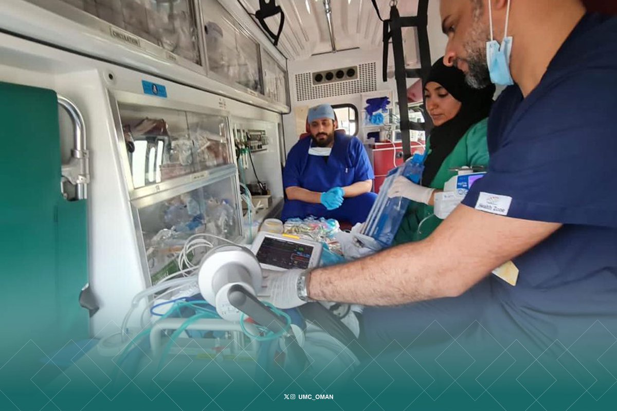 UMC_OMAN's tweet photo. مستشفى جامعة السلطان قابوس بالمدينة الطبية الجامعية يطلق برنامج نوعياً متخصصاً لنقل المرضى المستفيدين من تقنية الأكسجة الغشائية خارج الجسم

أطلق مستشفى جامعة السلطان قابوس برنامج نقل مرضى الأكسجة الغشائية خارج الجسم في خطوة نوعية تعزز جاهزية منظومة العناية المركزة، وترسّخ قدرات التعامل مع الحالات الحرجة عالية التعقيد على مستوى سلطنة عُمان.

ويُعنى البرنامج بتقديم خدمات متكاملة لبدء دعم الأكسجة الغشائية خارج الجسم ونقل المرضى الذين تستدعي حالاتهم هذا النوع المتقدم من الرعاية، مع ضمان استقرارهم السريري طوال مراحل النقل، وذلك عبر فرق طبية متخصصة وتجهيزات تقنية متقدمة تضمن استمرارية العلاج وفق أعلى معايير السلامة والجودة.

ويتيح البرنامج استقبال الحالات المحوَّلة من مختلف المؤسسات الصحية، مع توفير الدعم العلاجي أثناء النقل، بما يسهم في تقليل المخاطر المرتبطة بنقل المرضى ذوي الحالات الحرجة، وتحسين فرص النجاة، وتعزيز جودة الرعاية المقدمة في المراحل الحساسة للعلاج.

ويرتكز البرنامج على فريق متعدد التخصصات يضم أطباء العناية المركزة، وجراحة القلب والصدر، والتخدير، إلى جانب كوادر تمريضية وفنية مؤهلة، ويعتمد على بروتوكولات تشغيلية واضحة تتوافق مع أفضل الممارسات والمعايير العالمية المعتمدة في مجال نقل مرضى الأكسجة الغشائية خارج الجسم.

وعلى الصعيد الإقليمي، تُعد برامج نقل مرضى الأكسجة الغشائية خارج الجسم من الخدمات التخصصية عالية الندرة، ولا تتوفر إلا في عدد محدود من المراكز المرجعية المتقدمة في المنطقة، نظرًا لما تتطلبه من بنية أساسية متخصصة، وكوادر عالية التدريب، وأنظمة دقيقة لإدارة المخاطر السريرية أثناء النقل. 

يؤكد إطلاق البرنامج التزام المدينة الطبية الجامعية بتطوير خدمات الرعاية الحرجة، وتوطين التقنيات الطبية المتقدمة، بما يخدم المرضى ويعزز استدامة النظام الصحي، وليضع سلطنة عُمان في مصاف الدول التي تمتلك هذه القدرة المتقدمة ضمن منظومتها الصحية الوطنية، انسجامًا مع التوجهات الوطنية ورؤية عُمان 2040 للقطاع الصحي.