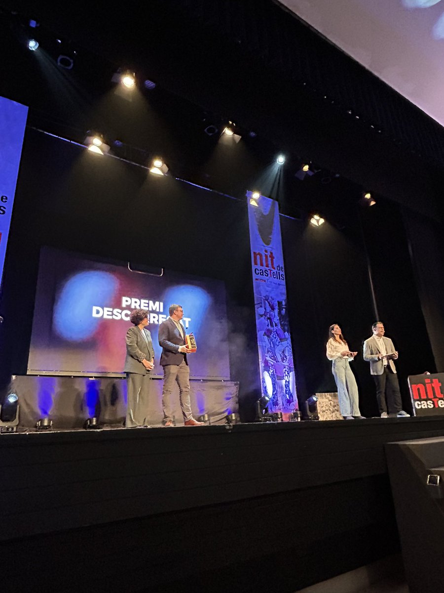 ROSA_M_IBARRA's tweet image. Un any mes el gener acaba a Valls amb la Nit de Castells. Una gala que reconeix la temporada i la trajectòria de colles i castellers. Enhorabona a totes les colles castelleres guardonades i especial als Xiquets de Valls!
@tac12_tv 
@collavella
@JovesValls 
@revistacastells