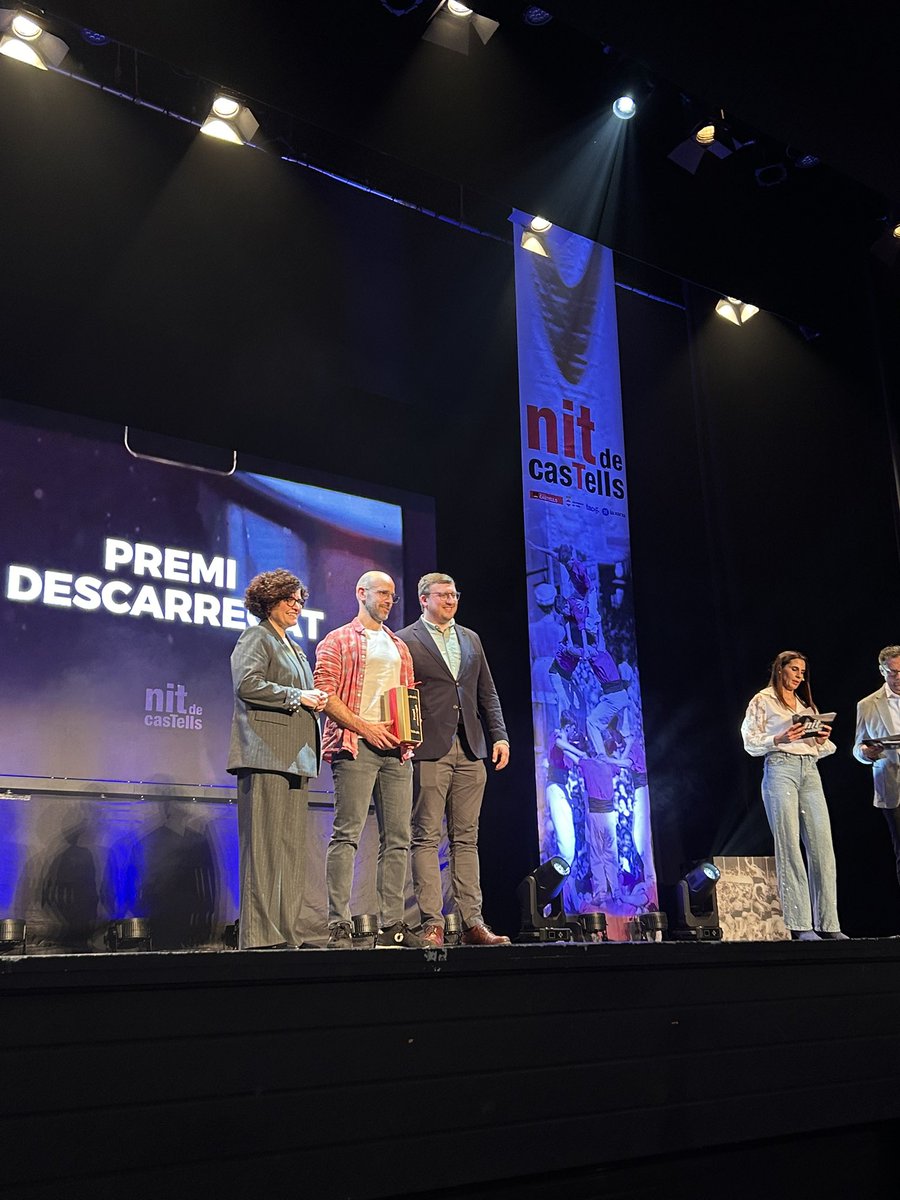 ROSA_M_IBARRA's tweet image. Un any mes el gener acaba a Valls amb la Nit de Castells. Una gala que reconeix la temporada i la trajectòria de colles i castellers. Enhorabona a totes les colles castelleres guardonades i especial als Xiquets de Valls!
@tac12_tv 
@collavella
@JovesValls 
@revistacastells