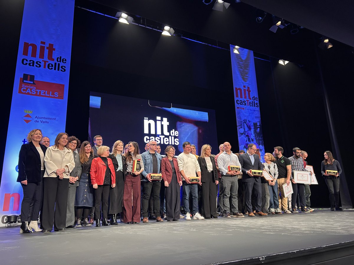ROSA_M_IBARRA's tweet image. Un any mes el gener acaba a Valls amb la Nit de Castells. Una gala que reconeix la temporada i la trajectòria de colles i castellers. Enhorabona a totes les colles castelleres guardonades i especial als Xiquets de Valls!
@tac12_tv 
@collavella
@JovesValls 
@revistacastells