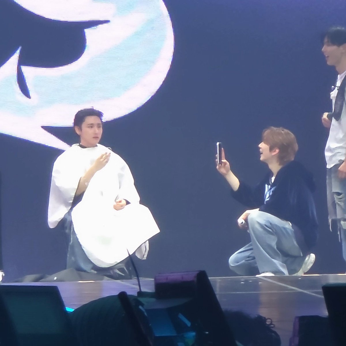 DO_TOP___'s tweet photo. 창균이머리밀다가인이어도짤림(ㅅㅂ)
와중에기현이가열심히찍고계심 https://t.co/I7C3qGGNz7