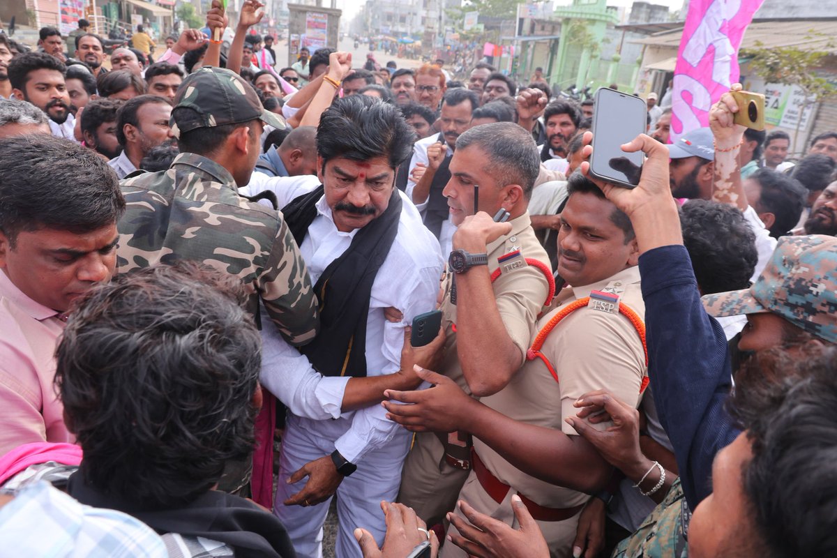BSNBRS's tweet photo. బి.ఆర్.ఎస్ అధినేత,తెలంగాణ తొలి ముఖ్యమంత్రి కేసీఆర్‌ గారిని సిట్ విచారణ పేరుతో రాజకీయ వేధింపులకు గురిచేస్తున్న నేపథ్యంలో రేవంత్ రెడ్డి ప్రభుత్వానికి వ్యతిరేకంగా నా ఆధ్వర్యంలో నిరసన తెలిపి, జ్యోతిరావు పూలే విగ్రహం సెంటర్ నుంచి MRO ఆఫీస్ సెంటర్ వరకు భారీ ర్యాలీగా చేరుకోవడం జరిగింది https://t.co/dSUgKWrgo0