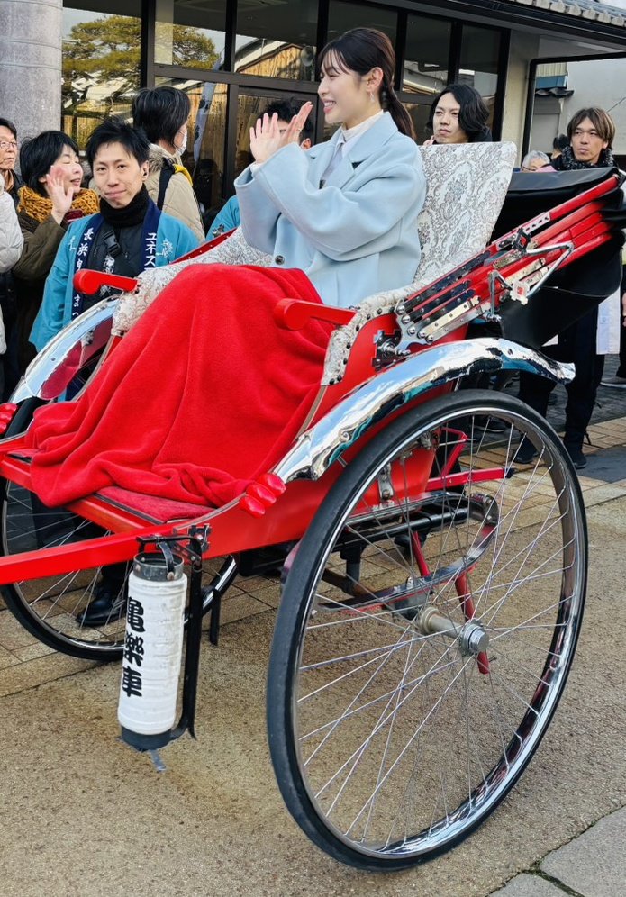 本日は北近江豊臣博覧会のオープニングイベントでした。秀長の幼馴染・直役の白石聖さんが人力車で移動されるところを全力ガード！ヒキヤマンを呼ばなければいけない事態になることはなく平和な長浜でした。
#豊臣兄弟　#白石聖