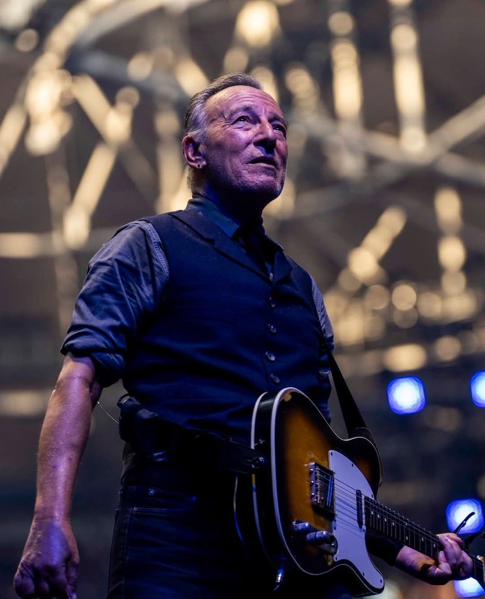 VLafora's tweet image. Bruce morning Paul. A great concert, fantastic video. Enjoy your day my friend and have a happy #SpringsteenSunday. Come on! 
📷 By #RobDeMartin 2025
G elsenkirchen #LohadTour