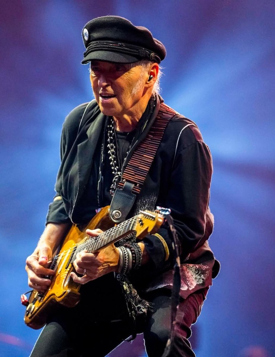 VLafora's tweet image. Bruce morning Paul. A great concert, fantastic video. Enjoy your day my friend and have a happy #SpringsteenSunday. Come on! 
📷 By #RobDeMartin 2025
G elsenkirchen #LohadTour