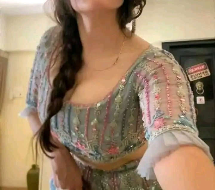 رومانس وہ خوشی ہے جس کے ہونے سے آنکھیں تو بند ہو جاتی ہے۔۔
لیکن سارا جسم خوشی سے اٹھ پڑتا ہے۔۔
خوبصورت عورتوں کا ہر قسم کے۔۔
 بوسوں سے واسطہ پڑتا ہے مگر وہ یہ بھی جانتی ہیں۔۔
 کہ کونسا بوسہ ایسا ہوتا ھے جو دل پر دستک دیتا ہے